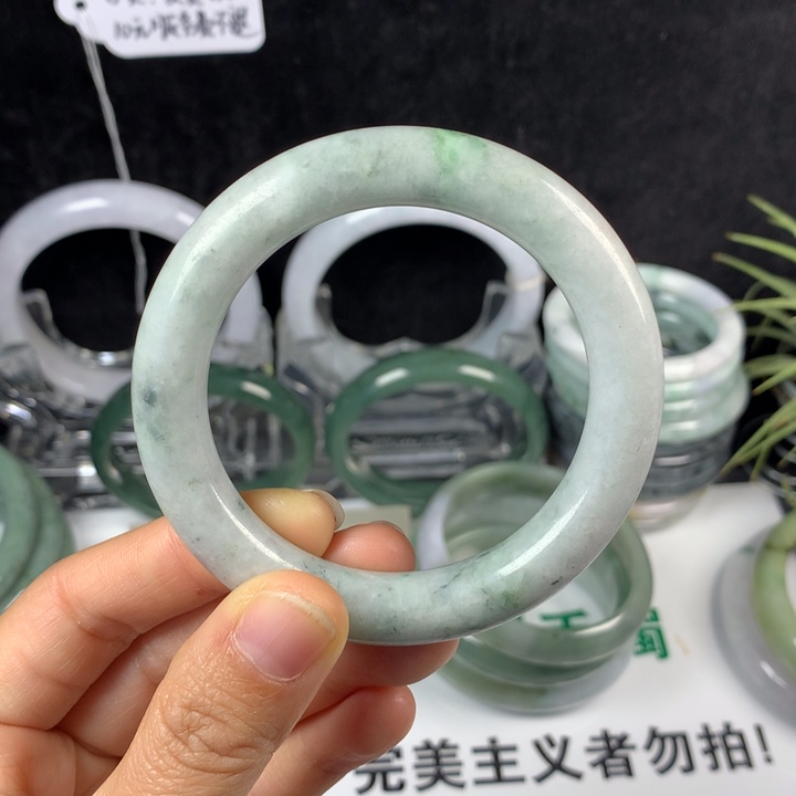 翡翠未镶嵌手镯24号。 52.7圈