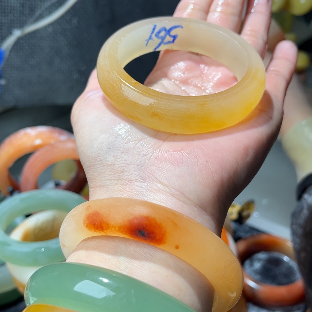 天***税石英质玉未镶嵌手镯定制