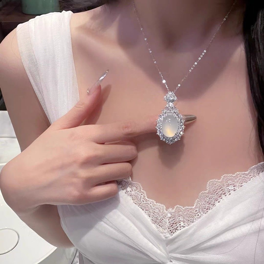 新中式冰透白色玉髓蛋面吊坠项链女高级感轻奢气质玛瑙锁骨链