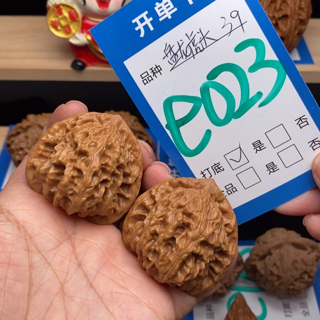 文玩核桃吊坠盘龙虎头