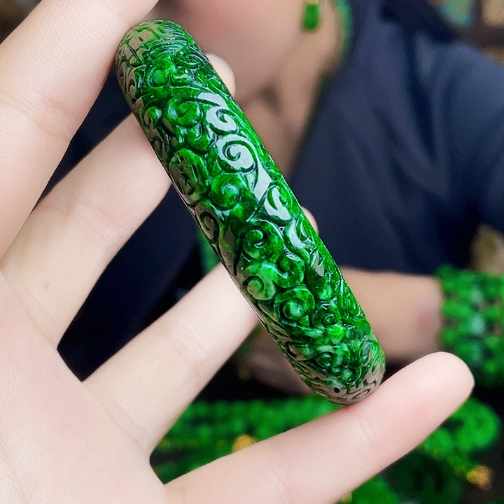 翡翠未镶嵌颈饰多样性56.4