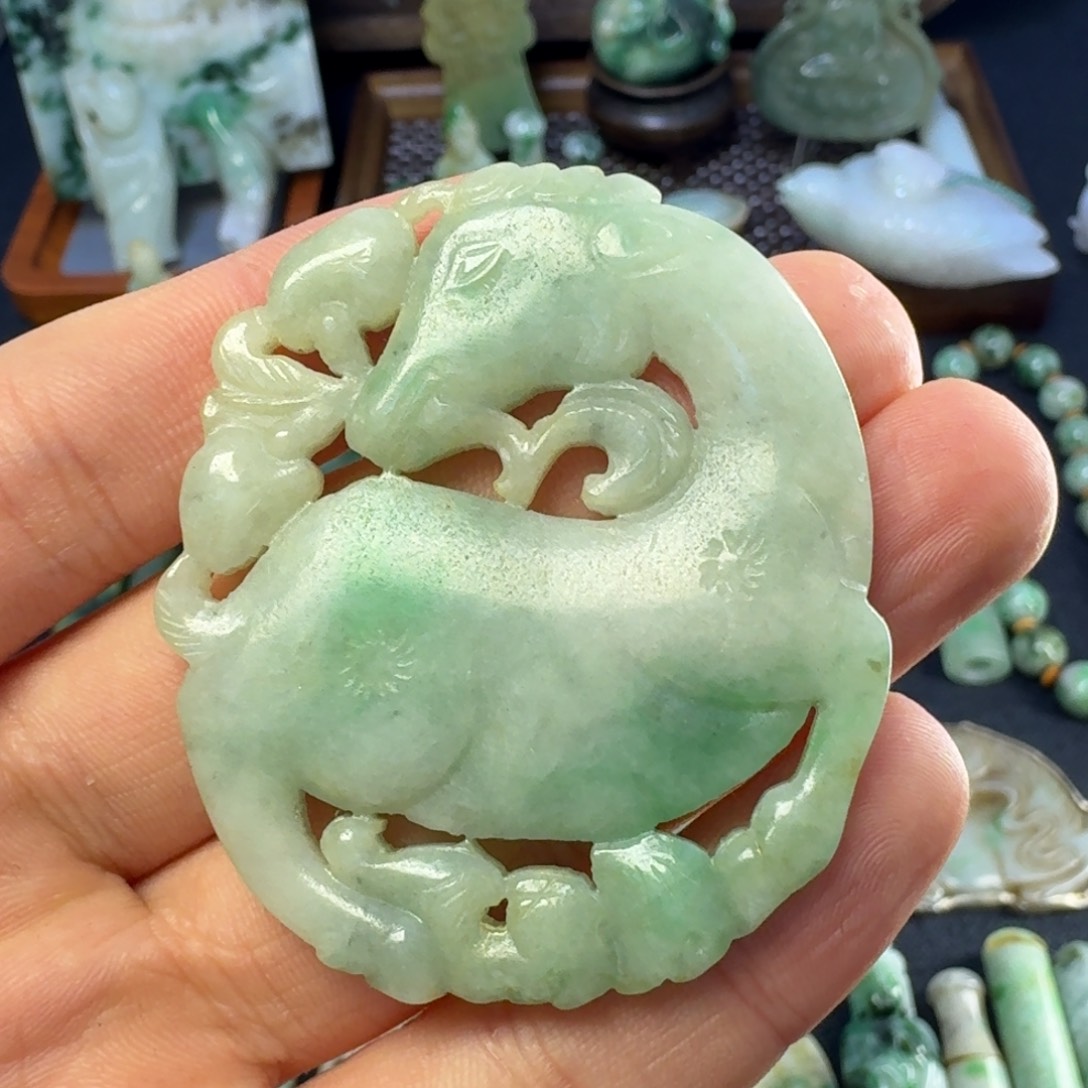 翡翠颈饰未镶嵌翡翠颈饰未镶嵌..