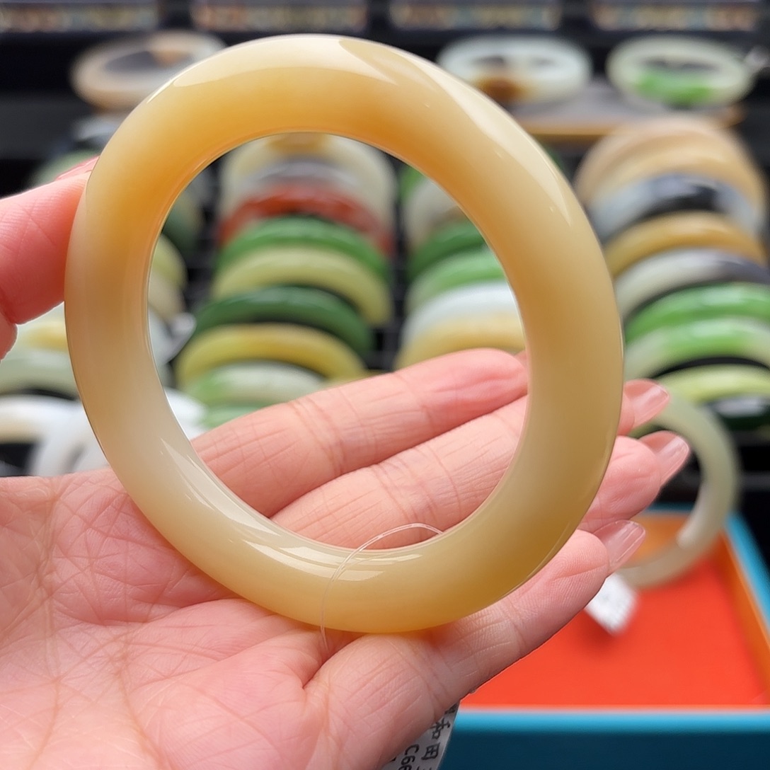 和田玉未镶嵌手镯满圈亮黄糖55.6