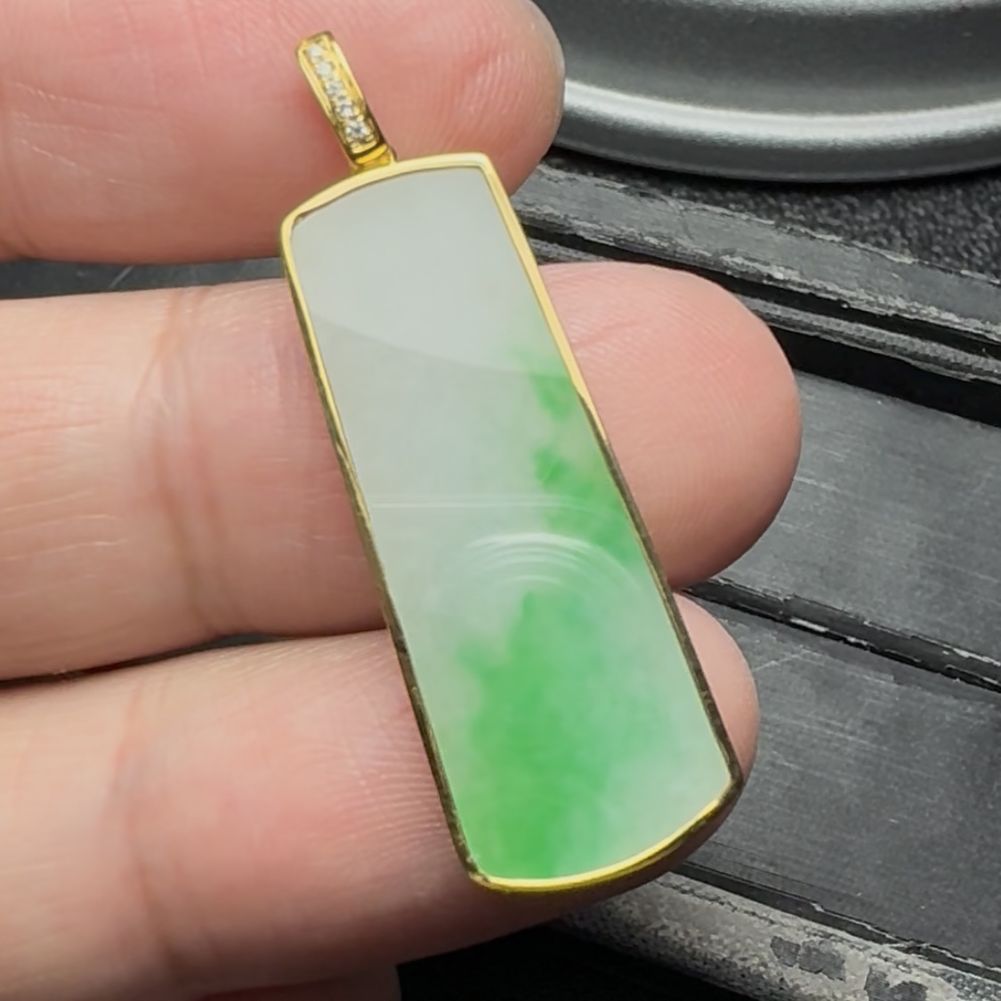 天然翡翠A货18k金镶嵌辣绿色平安无事牌精致百搭 尺寸31*12.5*3.7