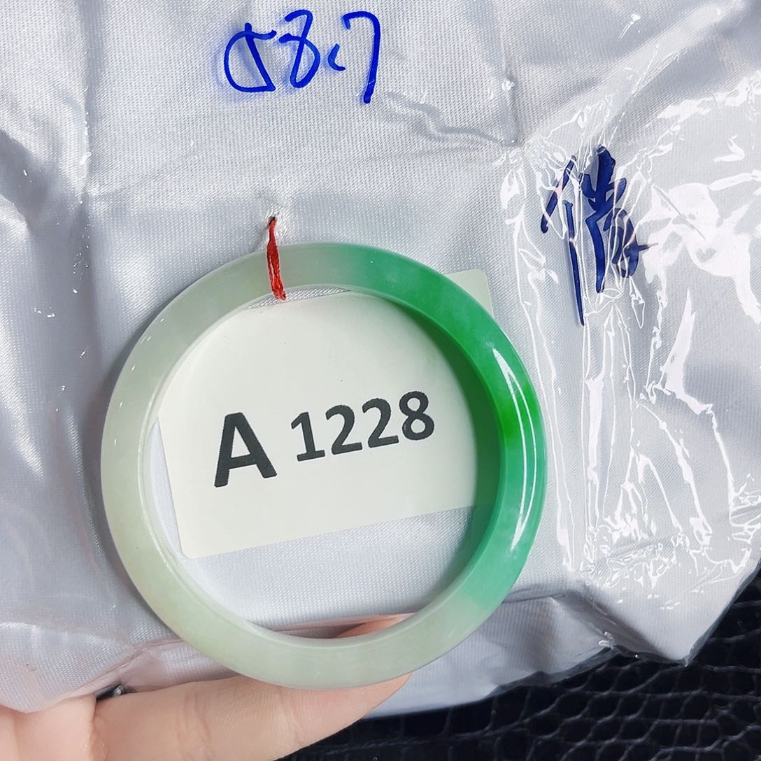 翡翠手镯未镶嵌默认