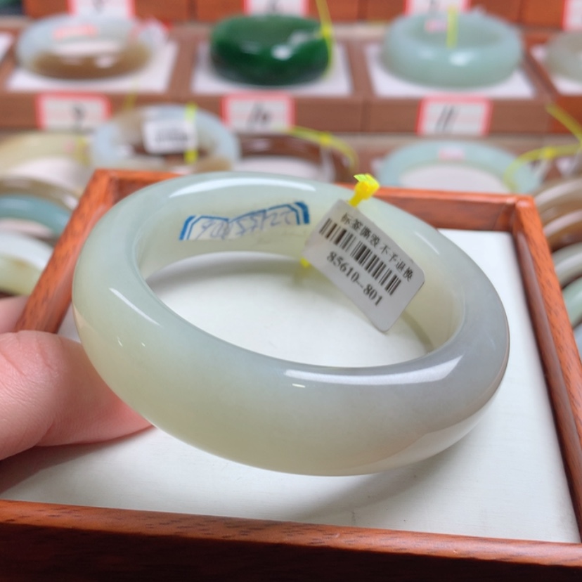 【闪购商品】和田玉手镯未镶嵌55