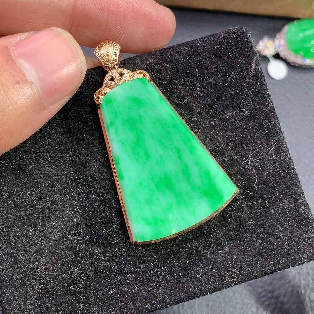 翡翠吊坠(赠链)18K金镶嵌