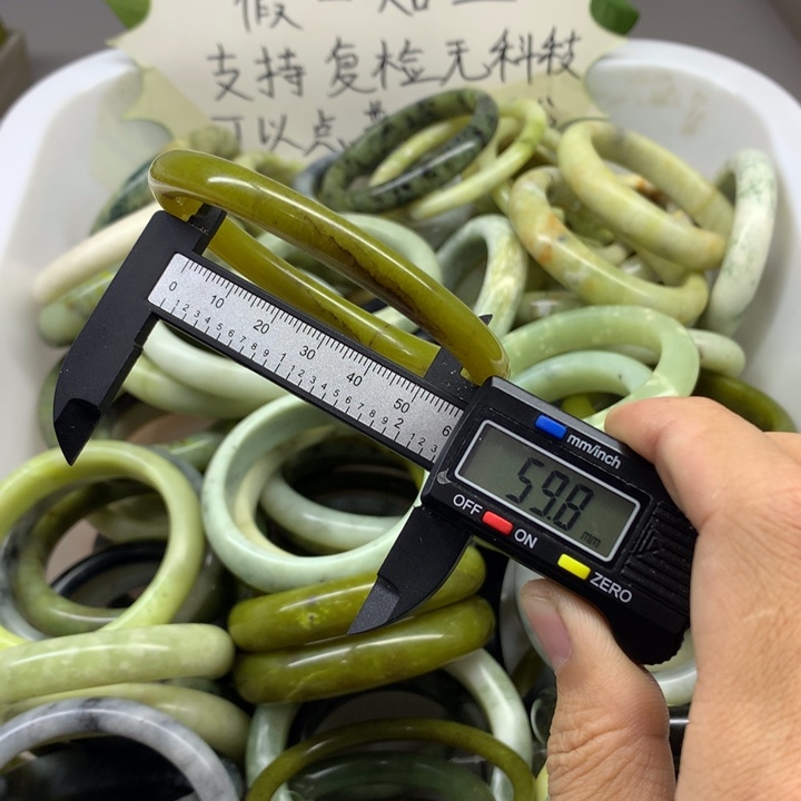 蛇纹石玉未镶嵌手镯3
