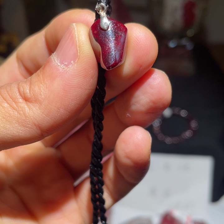 天然辰砂单晶体吊坠