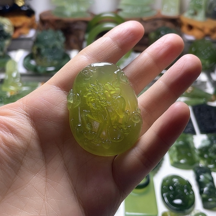 蛇纹石玉颈饰未镶嵌