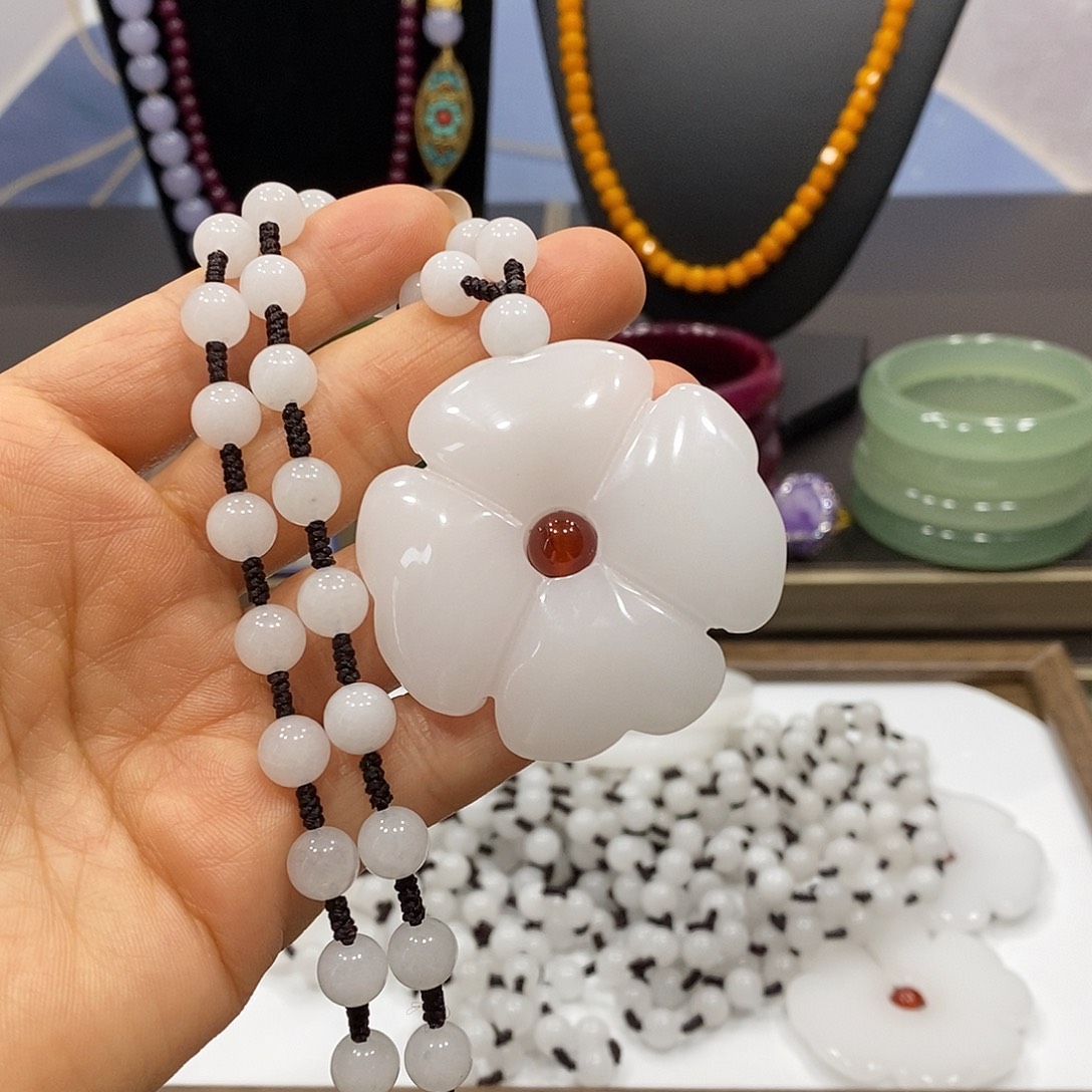 石英质玉未镶嵌颈饰