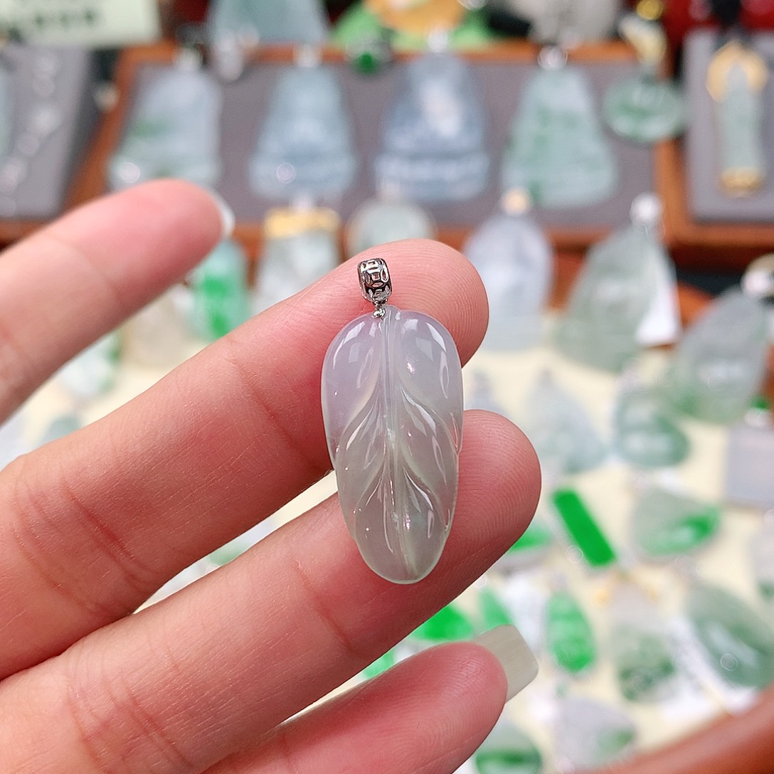 颈饰18K金镶嵌翡翠叶子