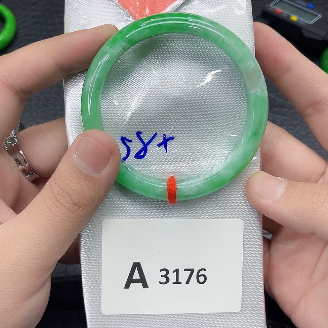 翡翠手镯未镶嵌多样性