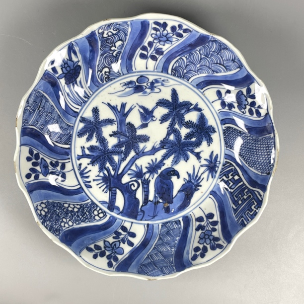 022031594 明晚期 青花鹦鹉花卉盘 xg 云南省文物总店