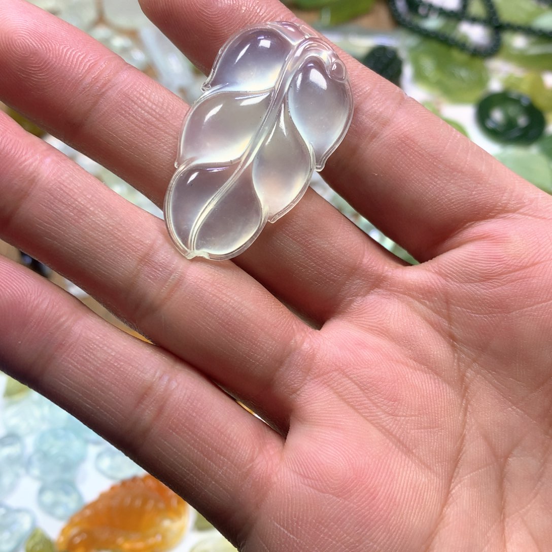 岫玉颈饰未镶嵌叶子