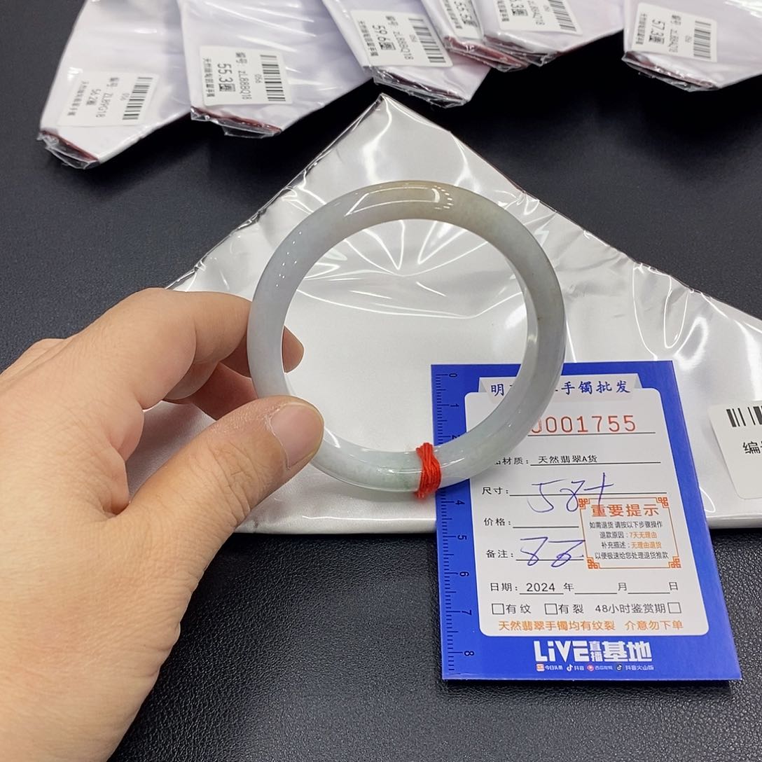 翡翠手镯未镶嵌翡翠手镯