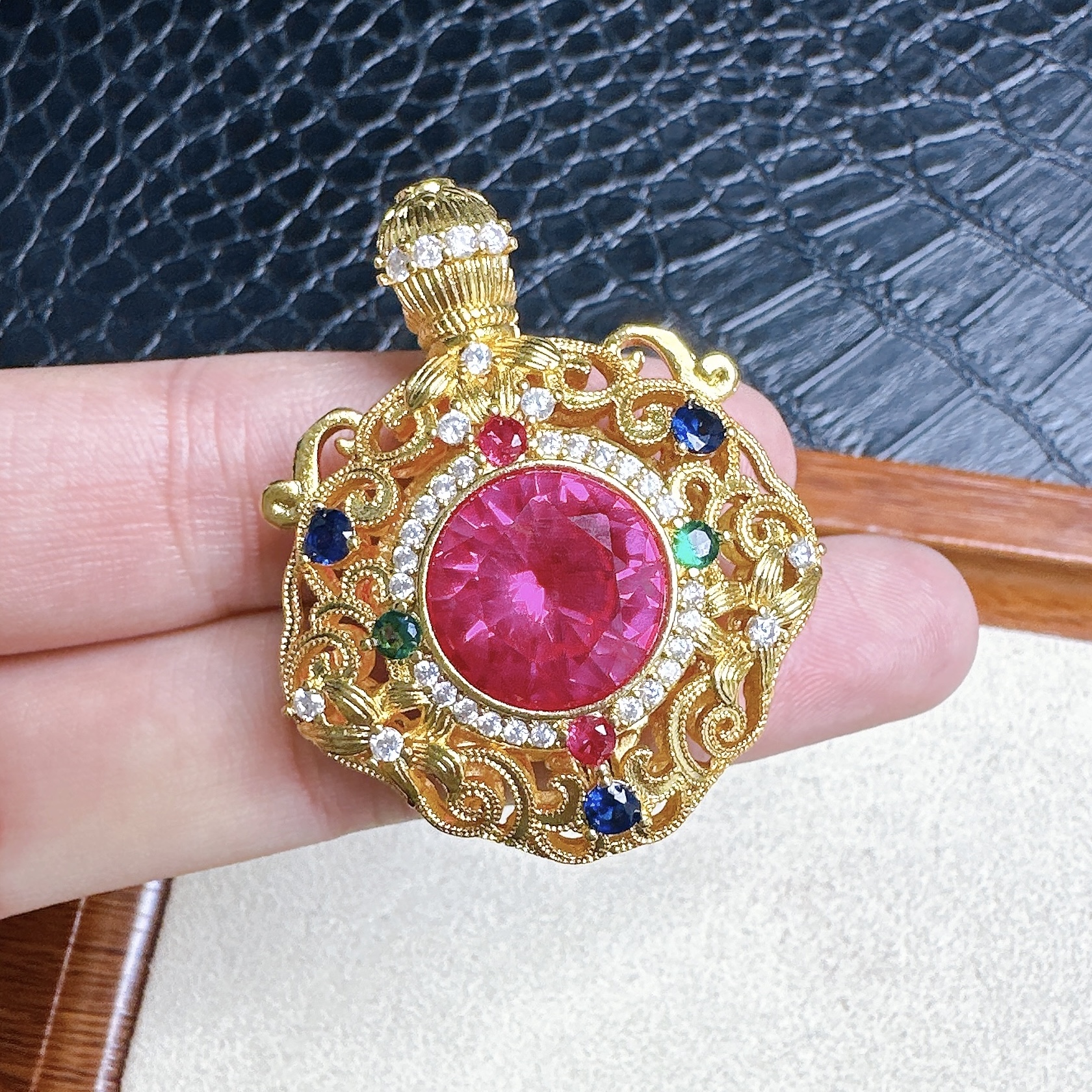 臻选吊坠 泰国春武里经典时尚红吊坠DX152