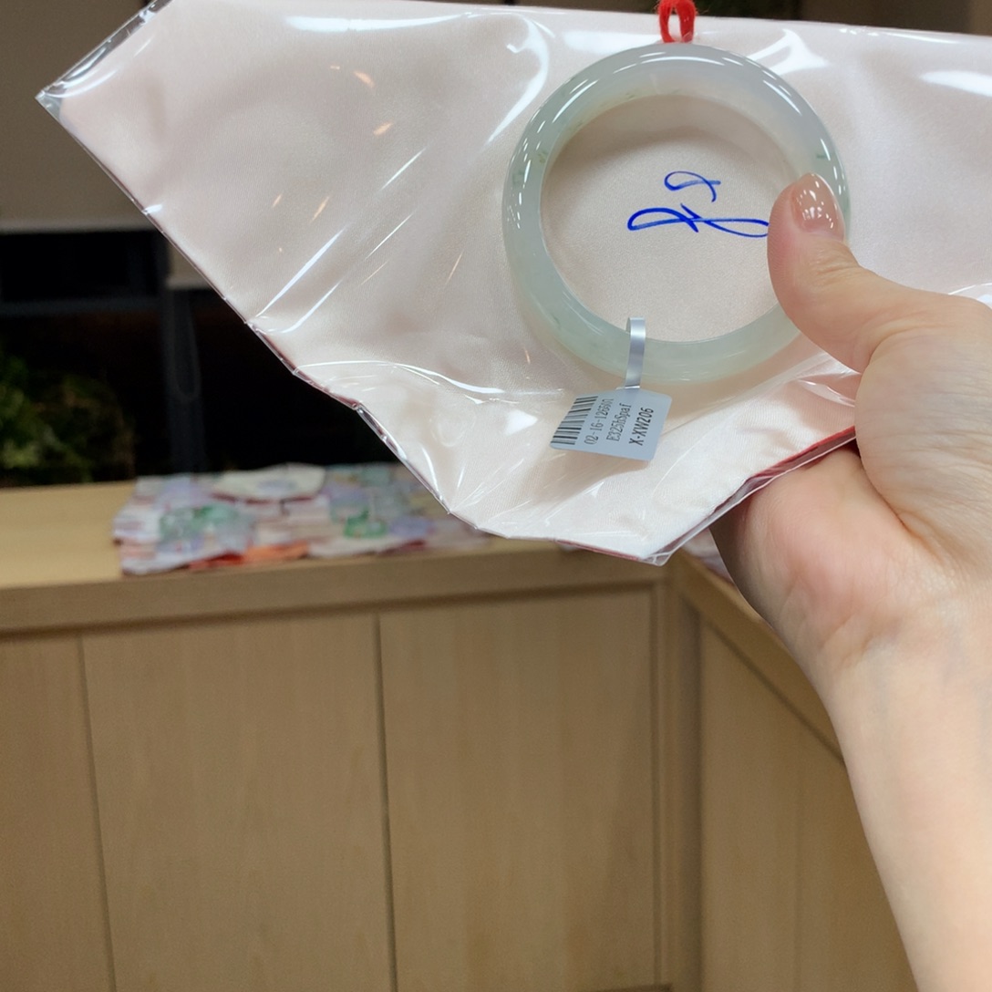 翡翠手镯未镶嵌不退不换