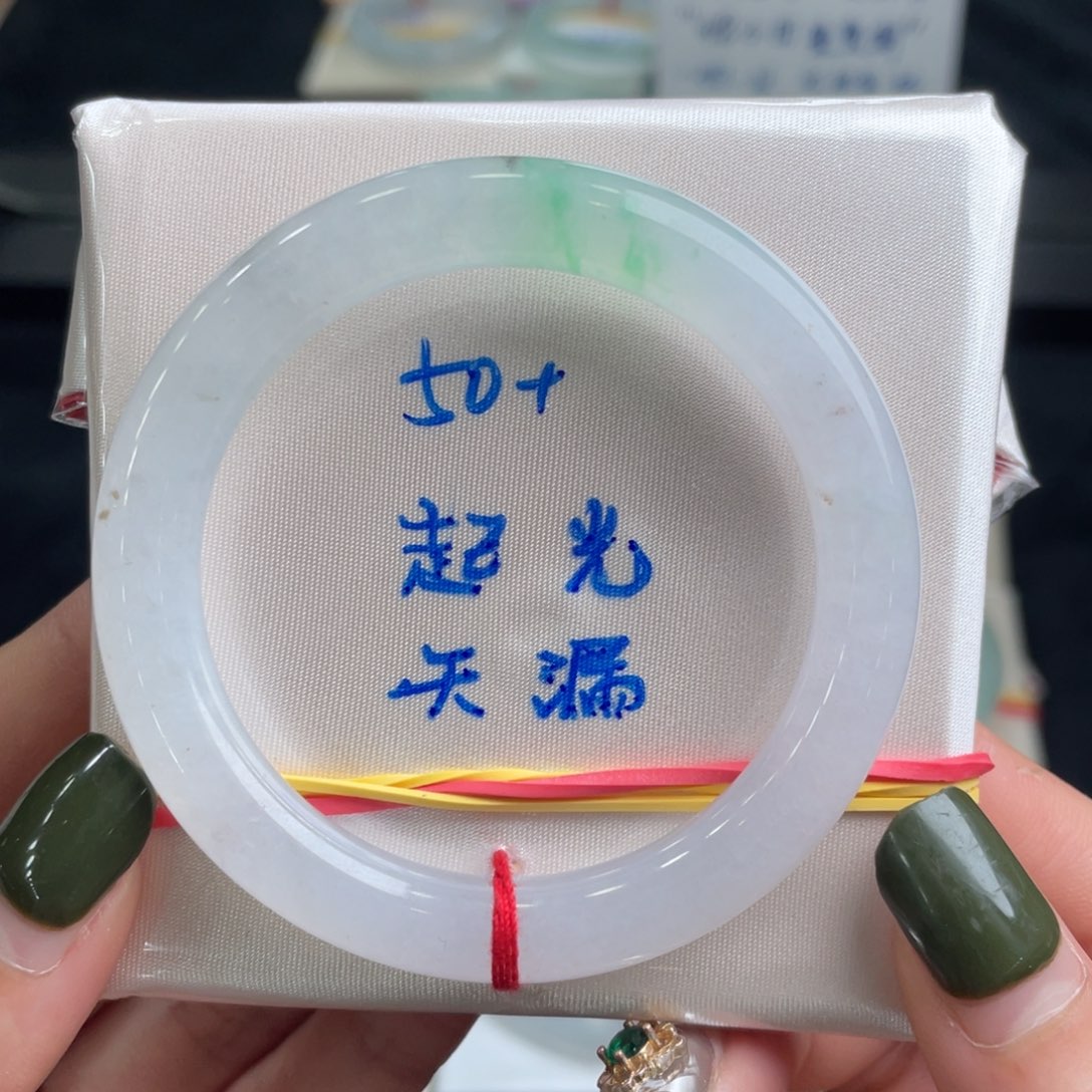 翡翠手镯未镶嵌翡翠手镯