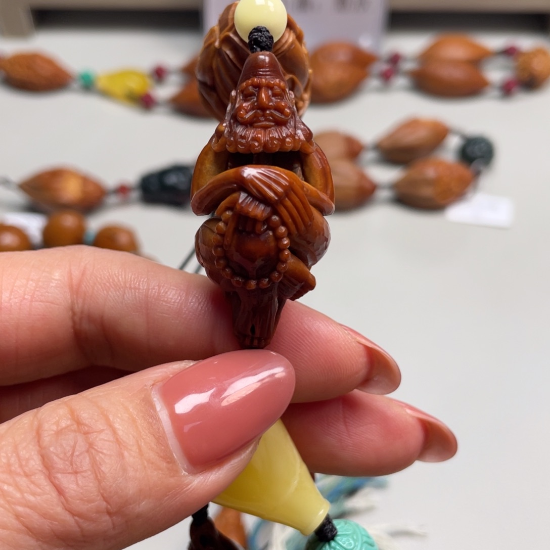 橄榄核吊坠预定老爷子瘦骨