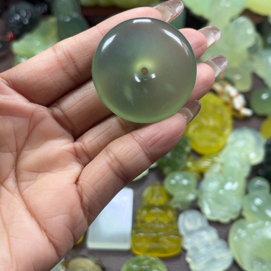 蛇纹石玉未镶嵌颈饰