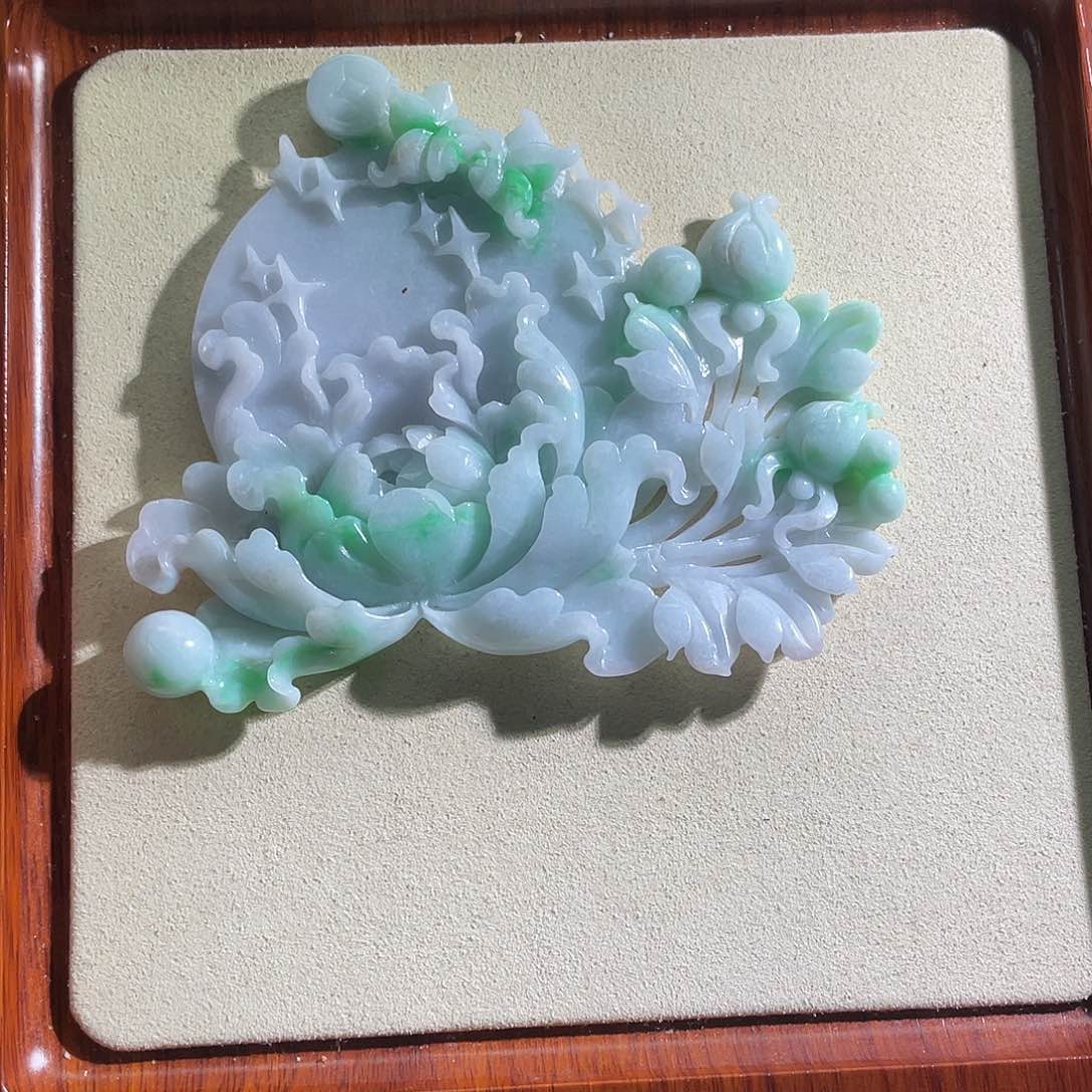 翡翠未镶嵌颈饰爱****）翡翠春彩大花