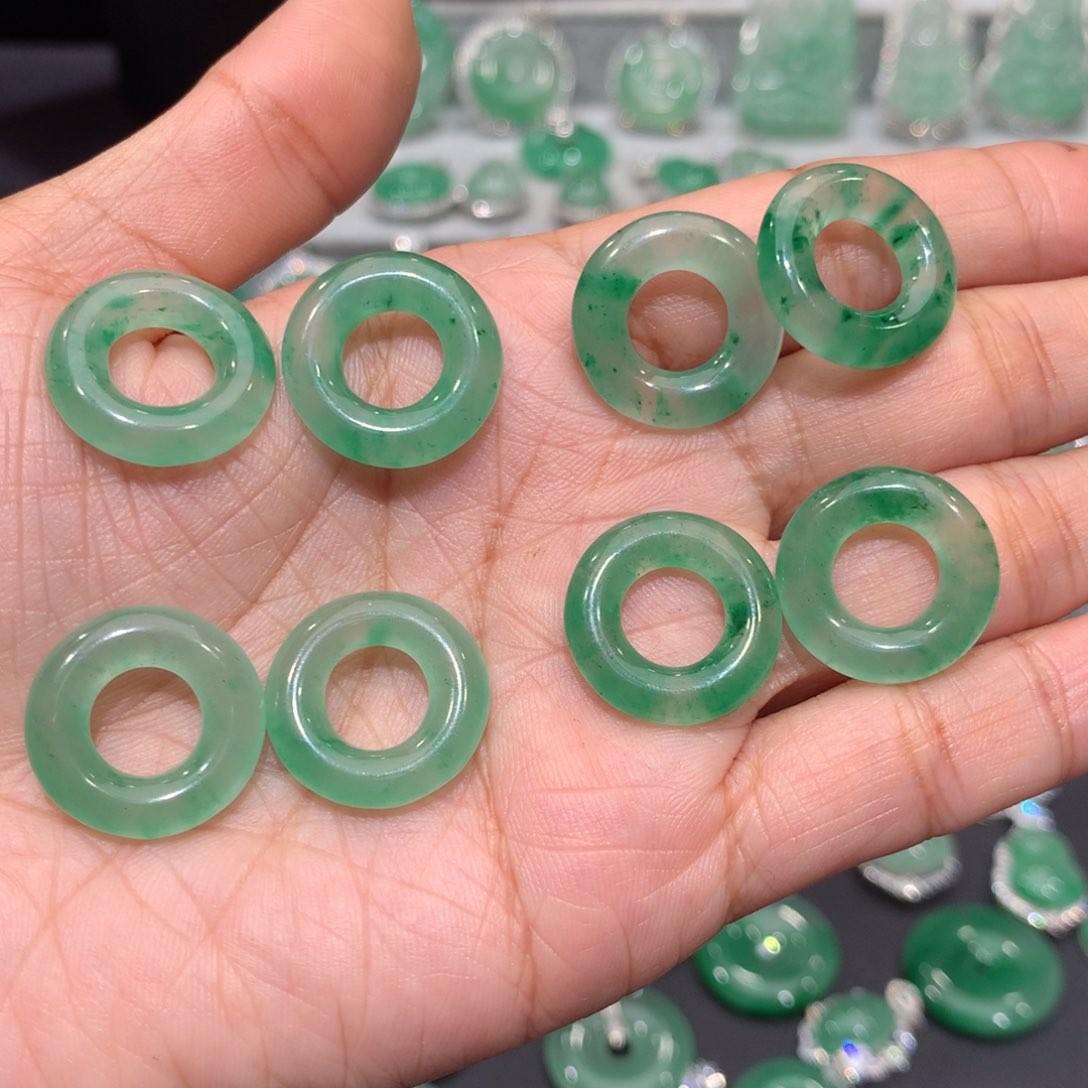 颈饰未镶嵌石英质玉（非洲翠）华****馆