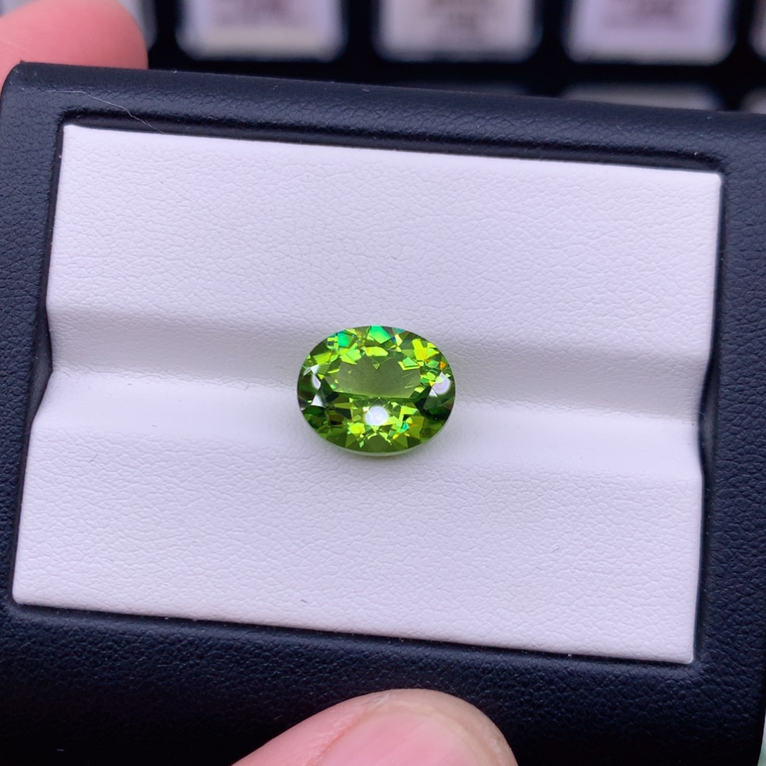 橄榄石5.75克拉未镶嵌