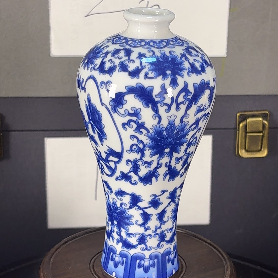 摆件青花缠着莲梅瓶子