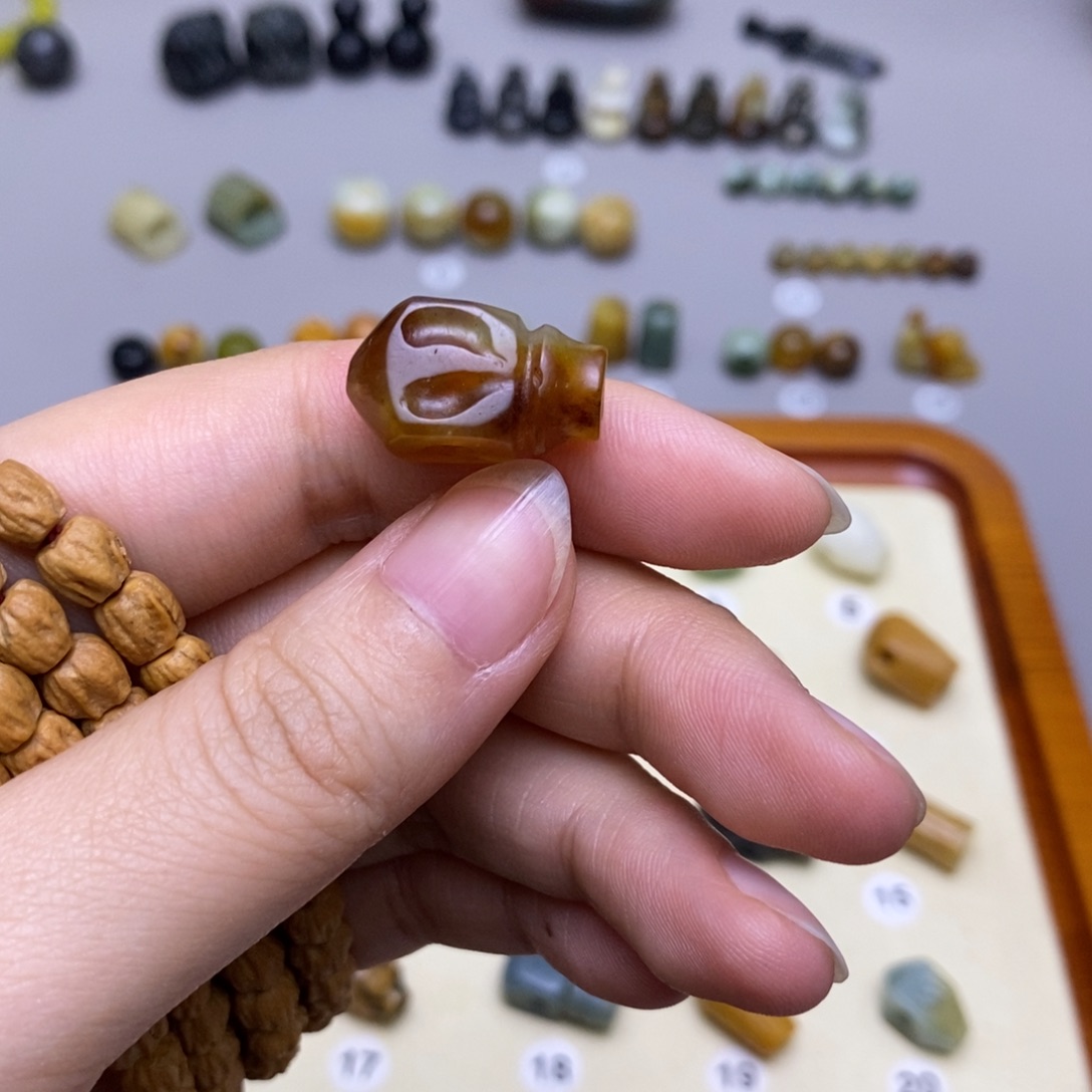 德***隆蛇纹石玉未镶嵌配饰