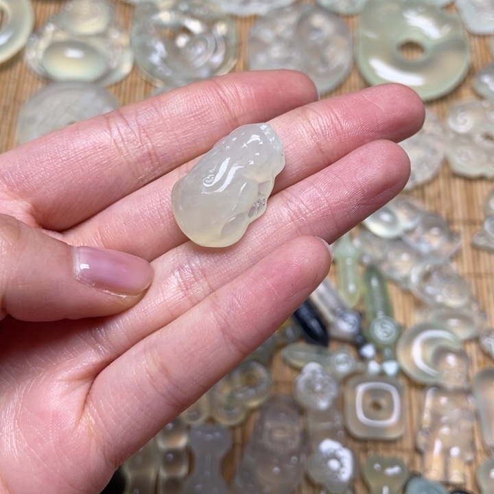 蛇纹石玉颈饰未镶嵌