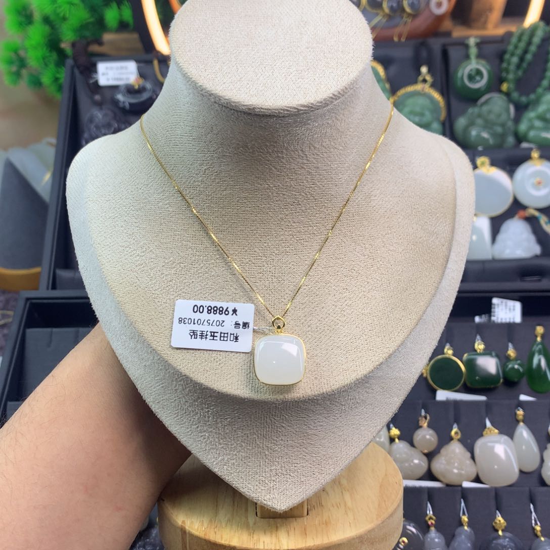 和田玉吊坠18K金镶嵌