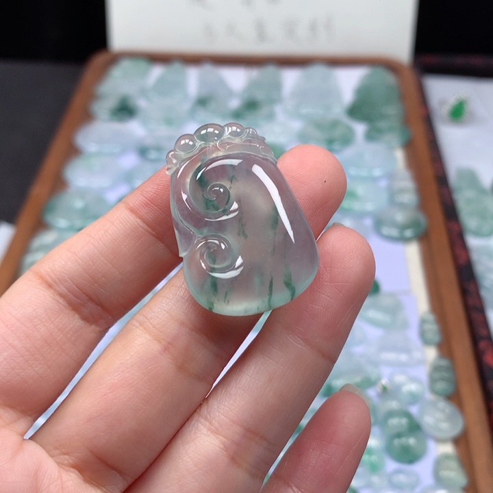 颈饰未镶嵌翡翠冰种飘花如意