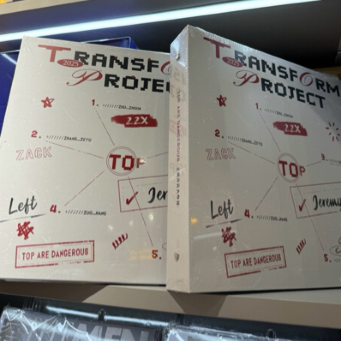 Top登陆少年组合【异次元大作战卡册】，全新未拆封含小卡