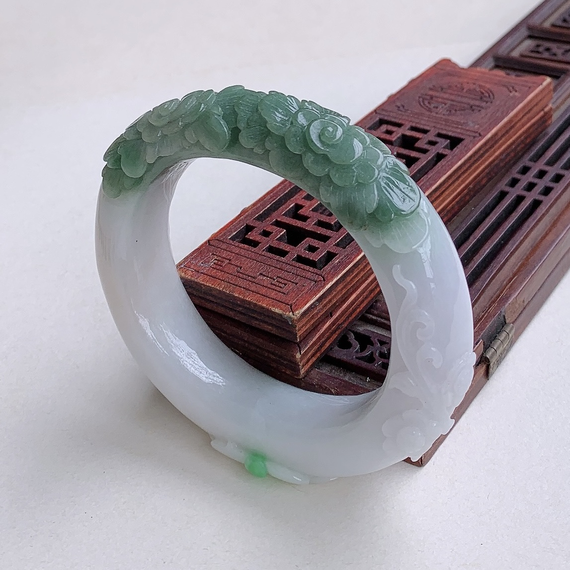 精美飘绿牡丹花玉镯59mm贵妃镯女款妈妈绿色天然翡翠a货带证书