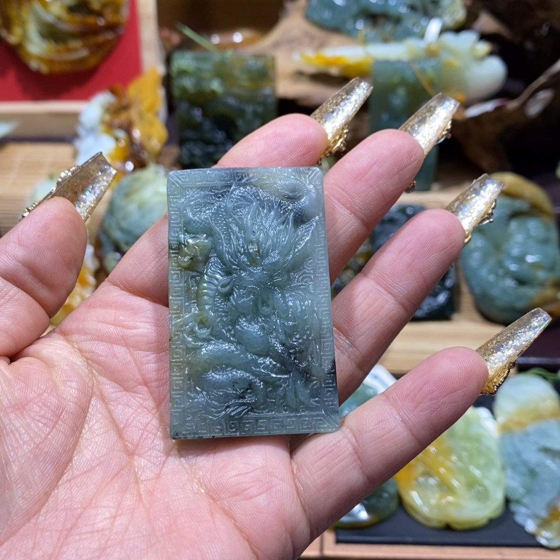 蛇纹石玉颈饰未镶嵌