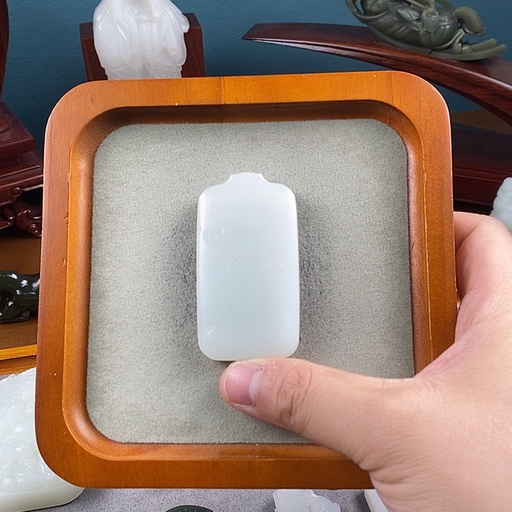 和田玉未镶嵌颈饰清风徐来无事牌