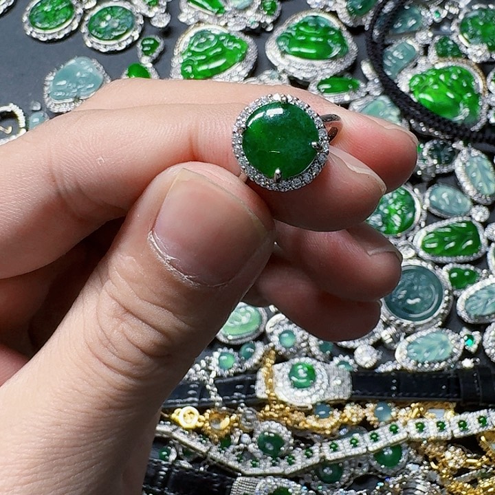 翡翠颈饰未镶嵌天然A货翡翠放漏