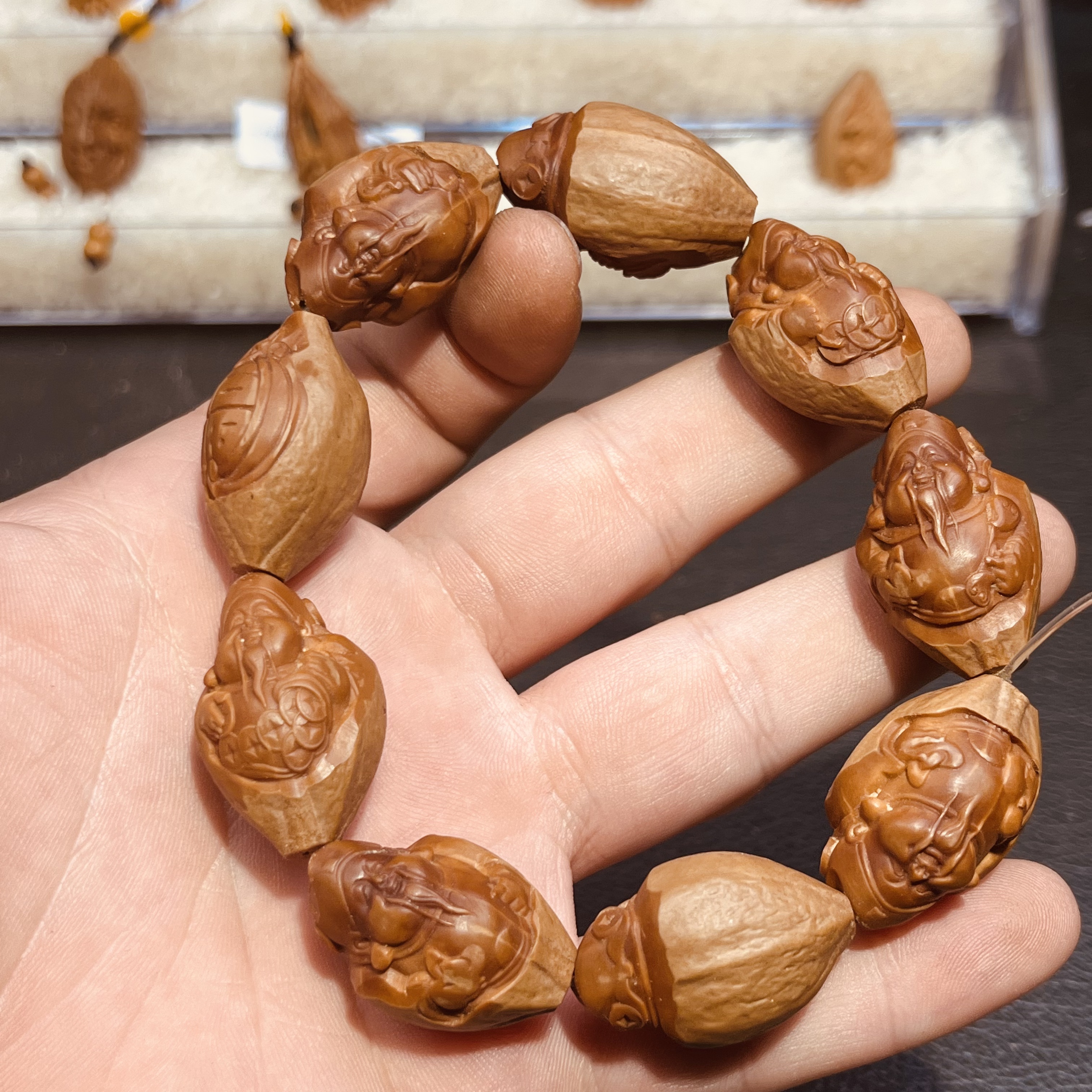 1.9 包衣财神 鸡血红料手工橄榄核雕