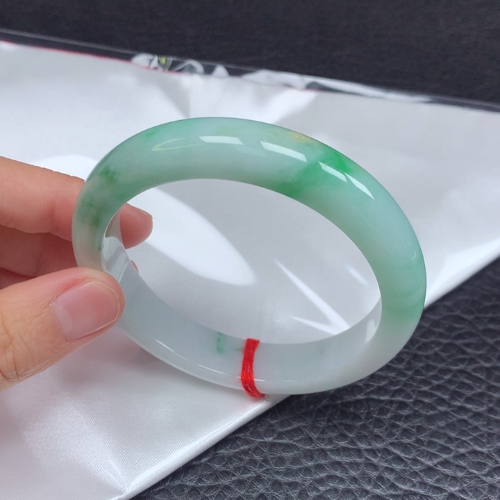 翡翠手镯未镶嵌。