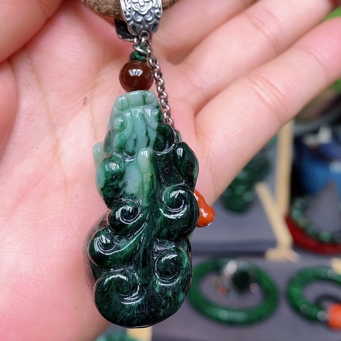 翡翠颈饰未镶嵌漂亮美眉