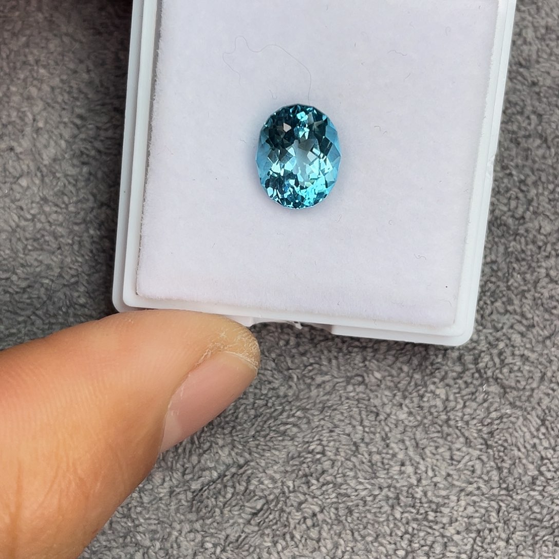 托帕石裸石未镶嵌4.48Ct。  