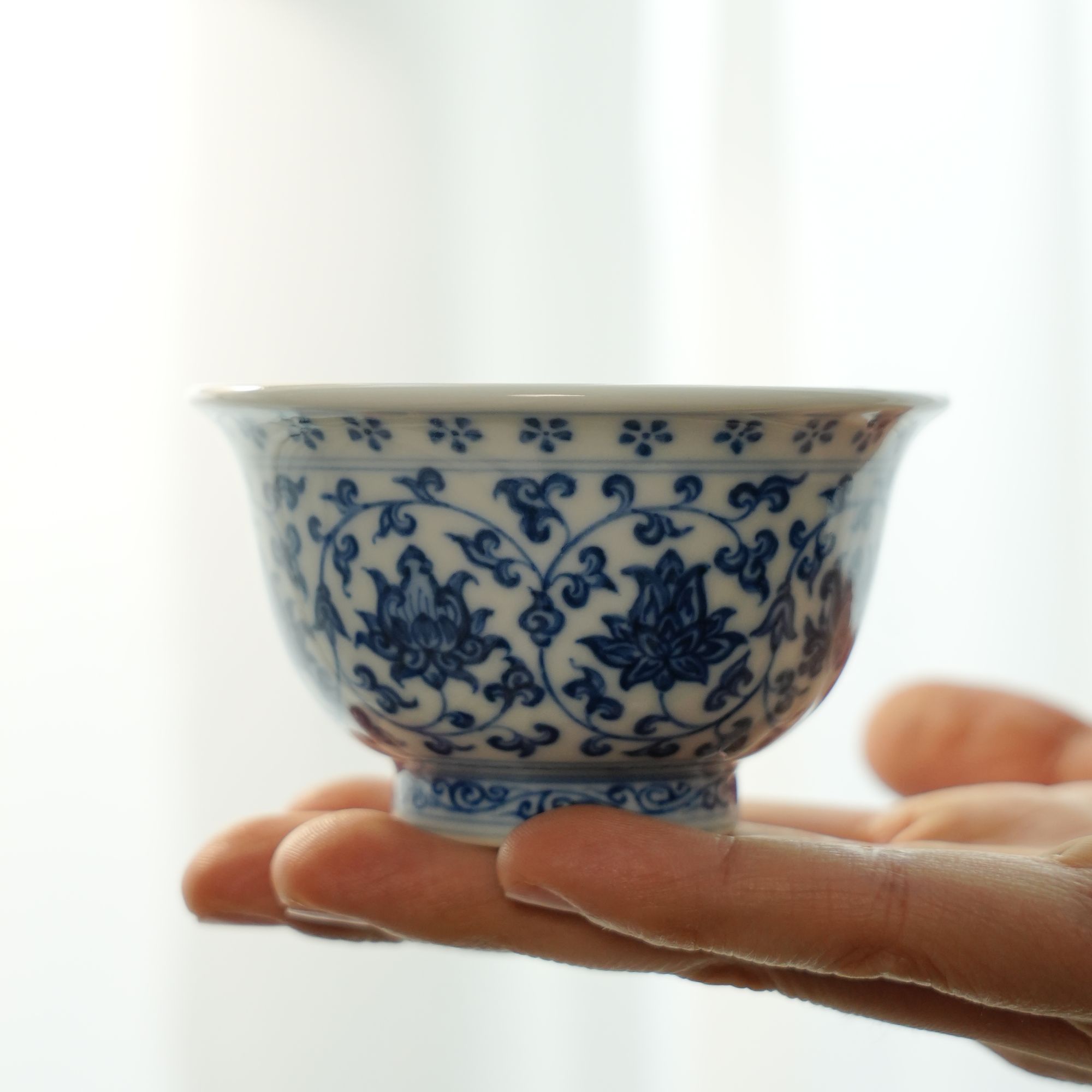 景德镇陶瓷仿明成化望月怀古青花缠枝莲双狮中号压手杯