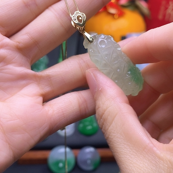 翡翠颈饰未镶嵌花生