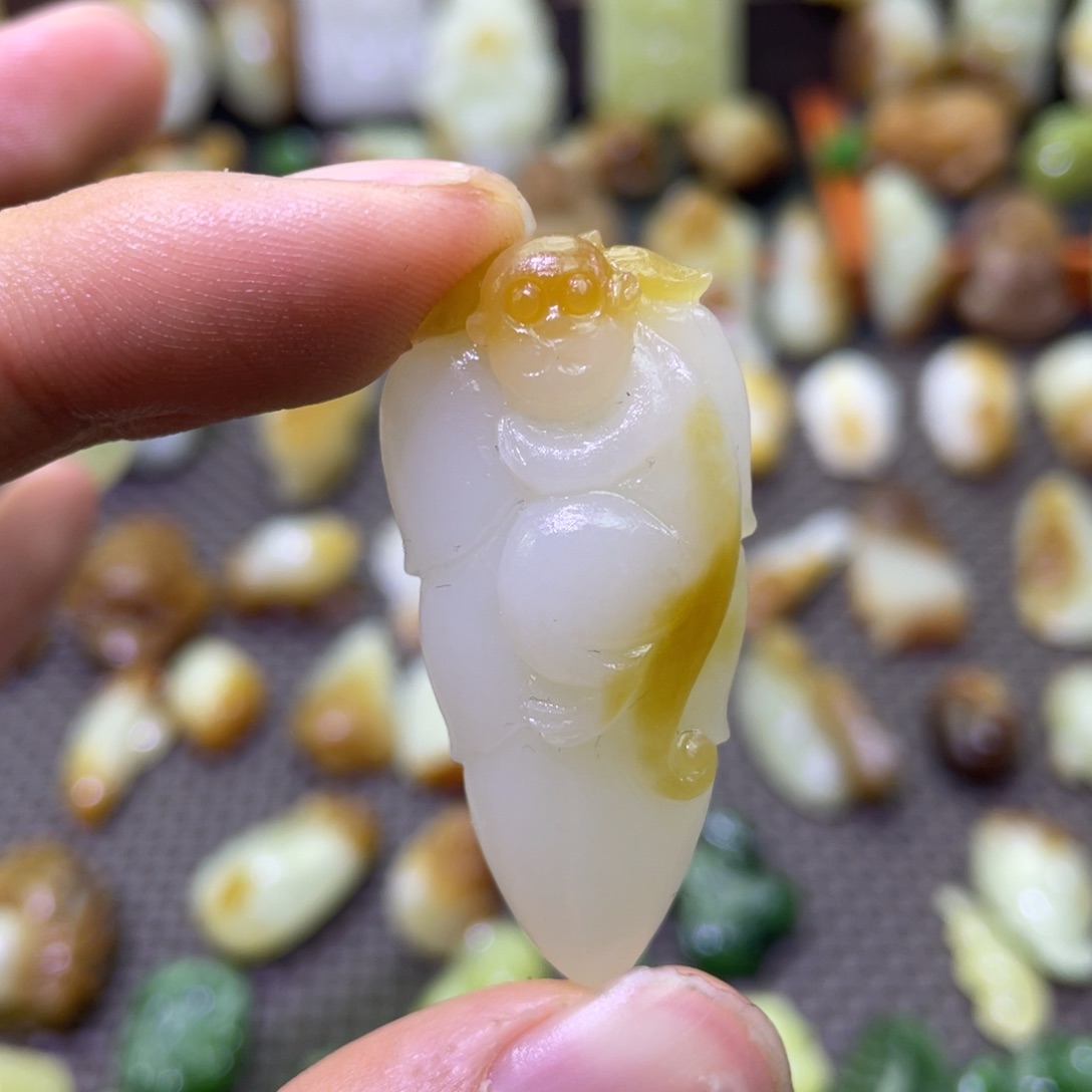 颈饰未镶嵌和田玉且末金山糖白灵猴献福