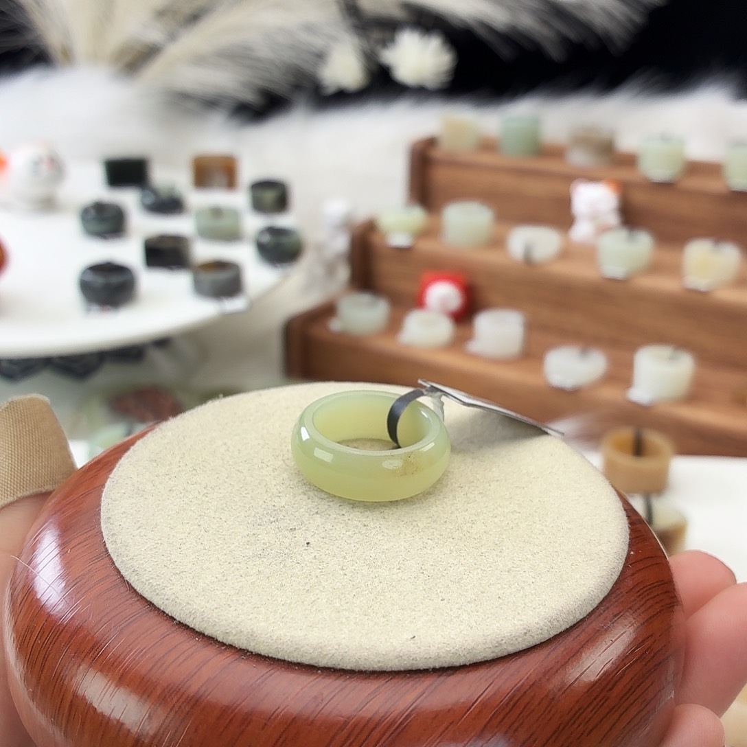 和田玉未镶嵌戒指浅绿轮胎17.31mmj83