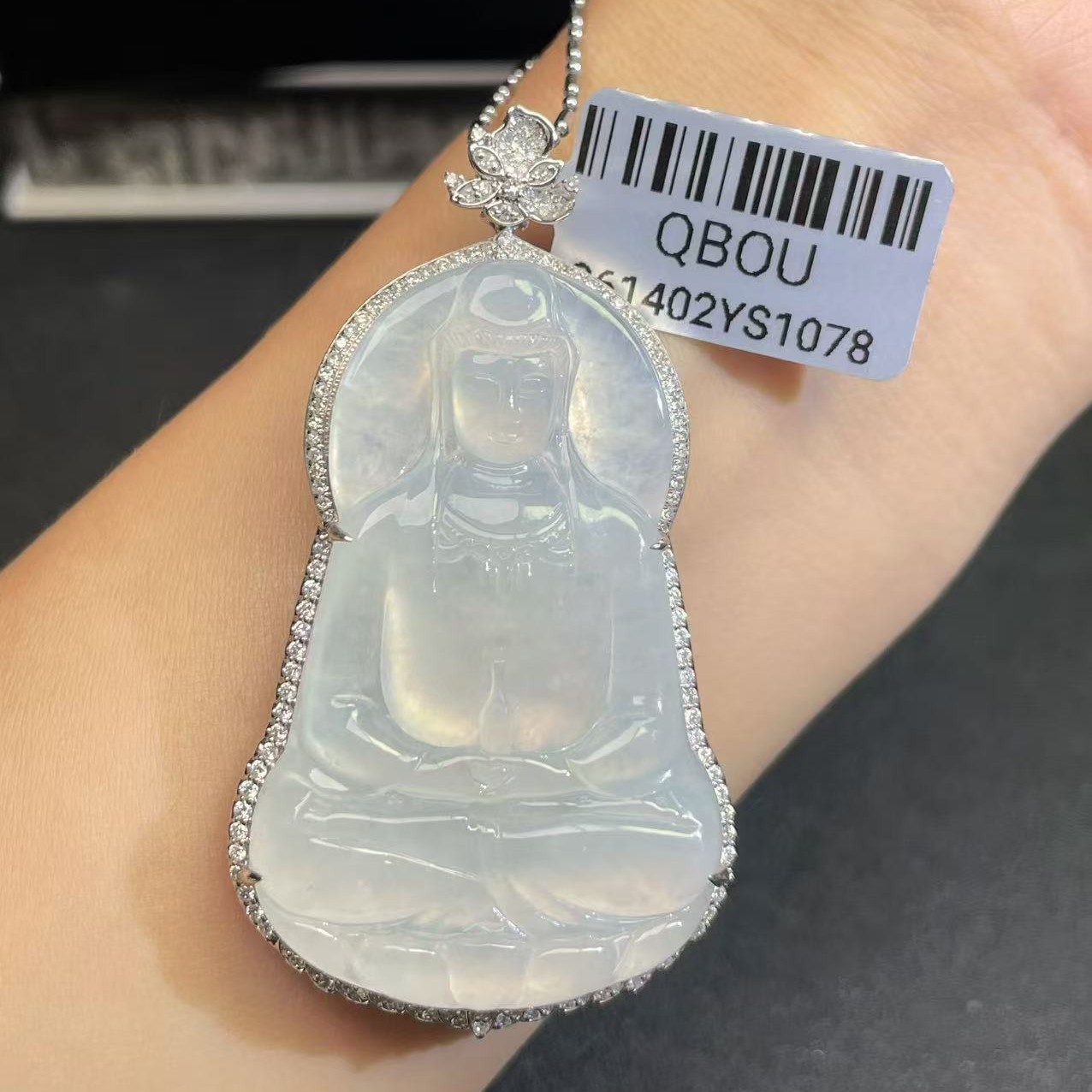 18k金镶嵌缅甸A货翡翠(不含链)