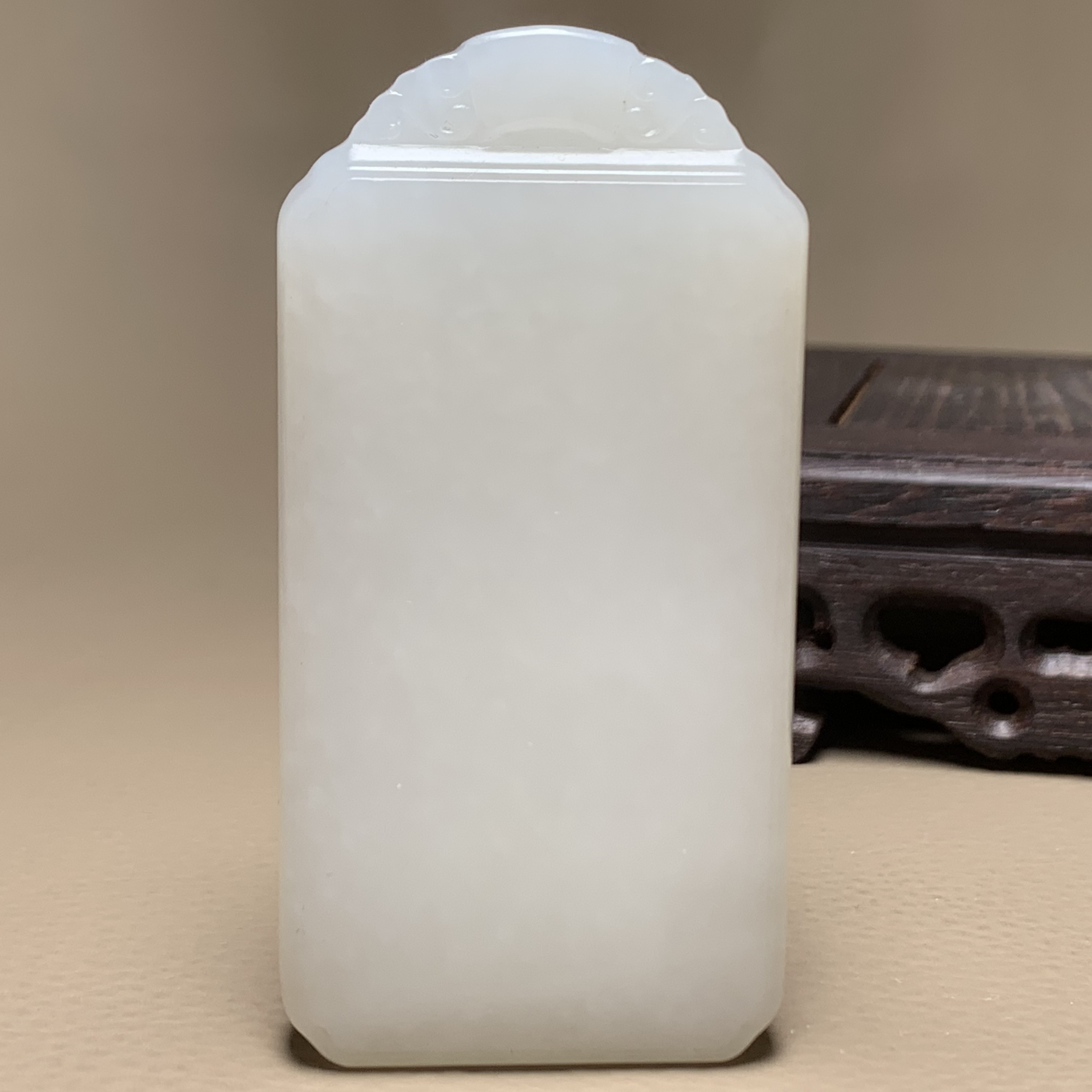 D516珠宝玉石精选和田玉牌子