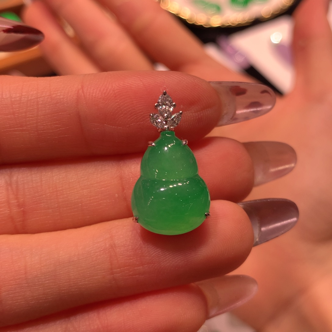 颈饰18K金镶嵌翡翠