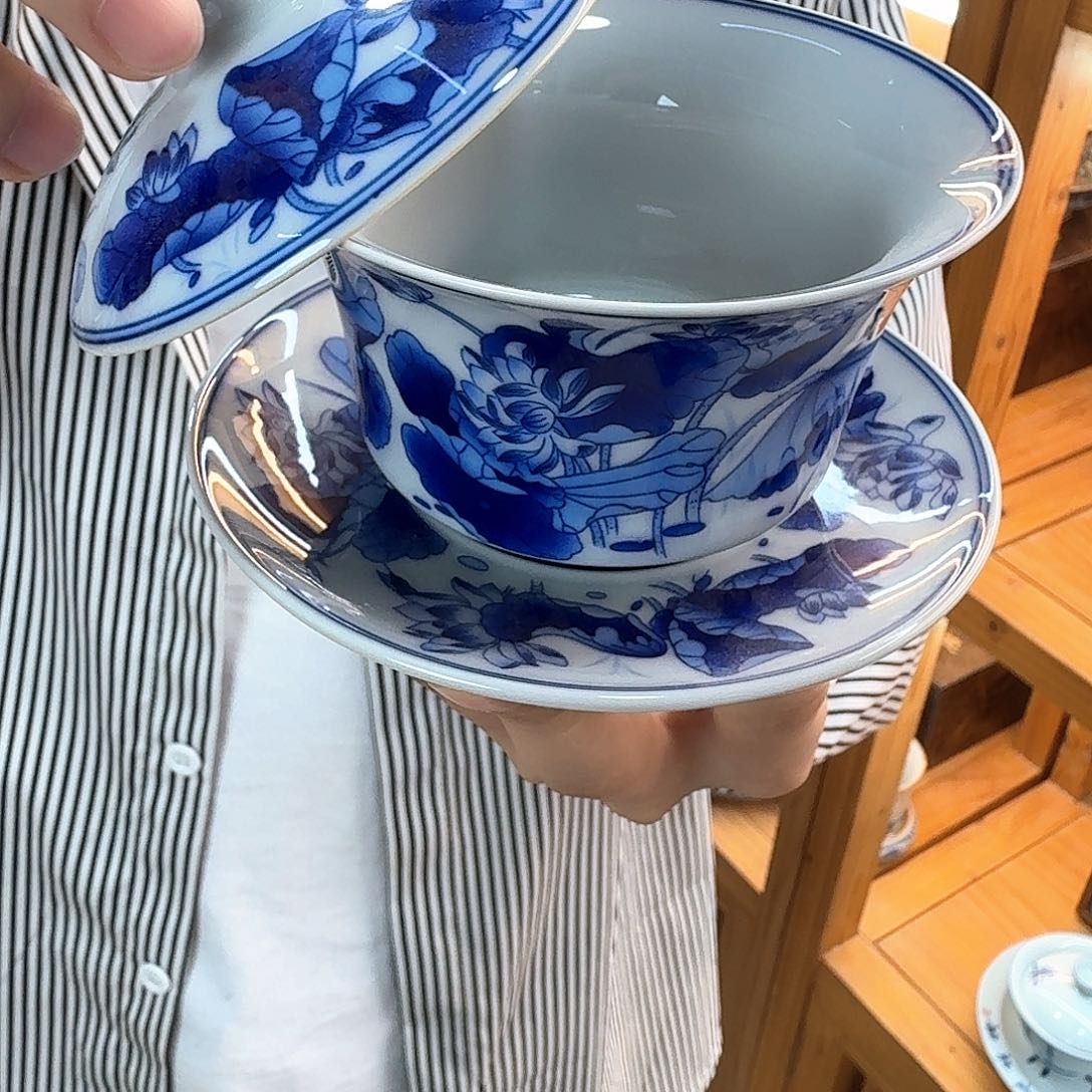 盖碗里放上适量水烧开